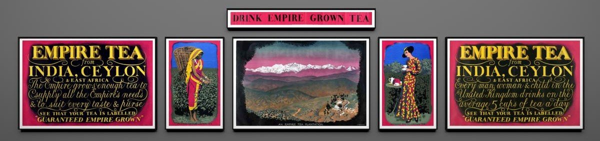 제국마케팅위원회의 차 포스터 다섯 점이 나란히 걸려 있다. 「DRINK EMPIRE GROWN TEA」와 「EMPIRE TEA from INDIA, CEYLON & EAST AFRICA」가 읽힌다.